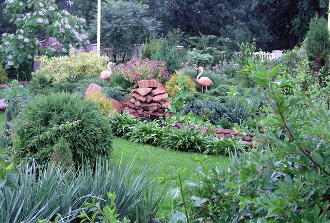 Сочетание декоративных растений с газоном - характерный элемент английского сада