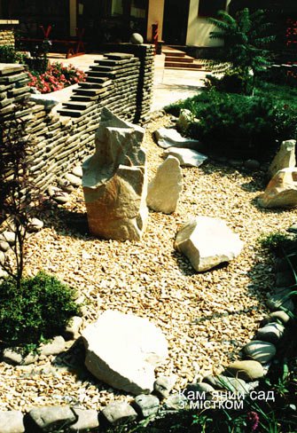 Каменистый сад с мостиком в японском саду