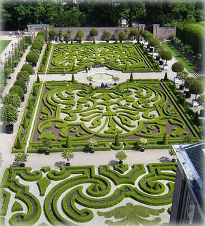 Симметричная композиция и арабески - характерный прием  в французских парках