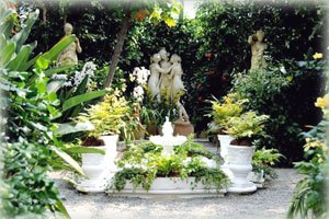 Итальянский сад насыщен скульптурами, вазами, фонтанами