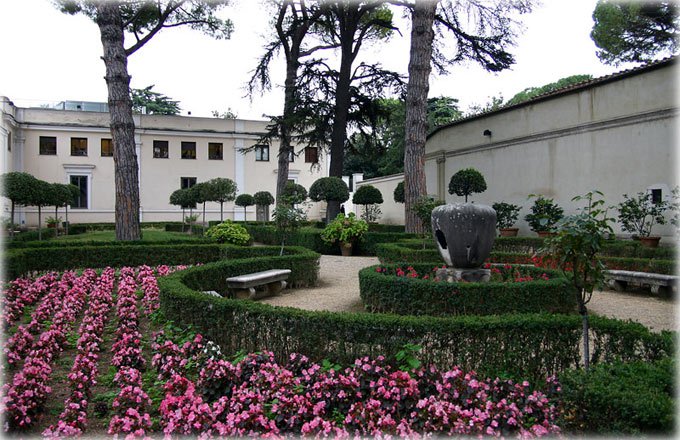 Контрастное сочетание формы и цвета — характерная особенность итальянского сада