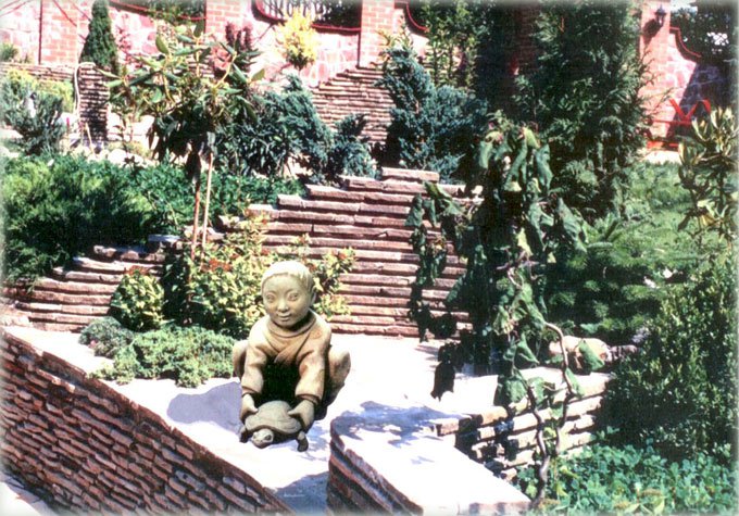 Японский сад, Скульптура Мальчик с черепахой, Авторская работа архитектора Светланы Корж
