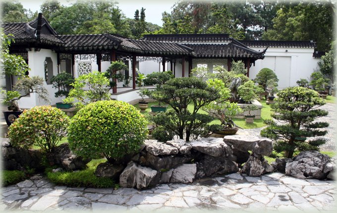 Перголы, камни и вечнозеленые бонсаи характерные элементы китайского сада