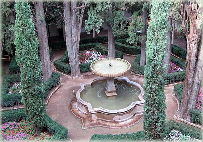 Характерная азиатская архитектура фонтана  сочетается со строгими  посадками растений