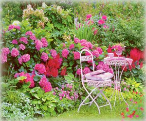 Кованая мебель и цветущие кустарники гортензии  и роз — характерная черта сада модерн