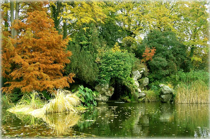 Озеро в парке Боготель (Франция)